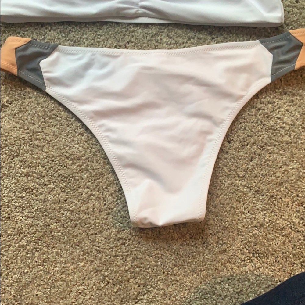 Bikini - Picture 3 of 3